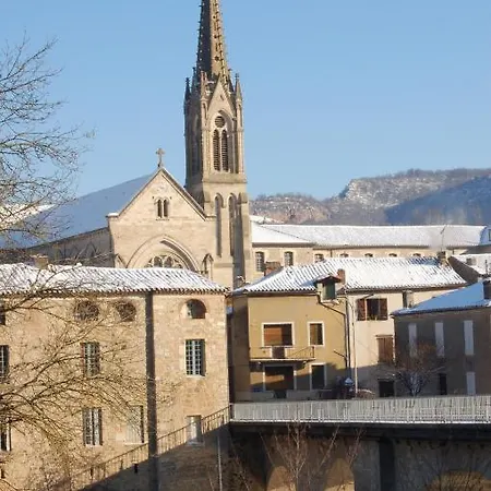 לינה וארוחת בוקר Lion D'or